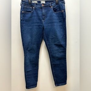 Universal Thread Mid Rise Curvy Skinny Jeans.  Size 16/33R